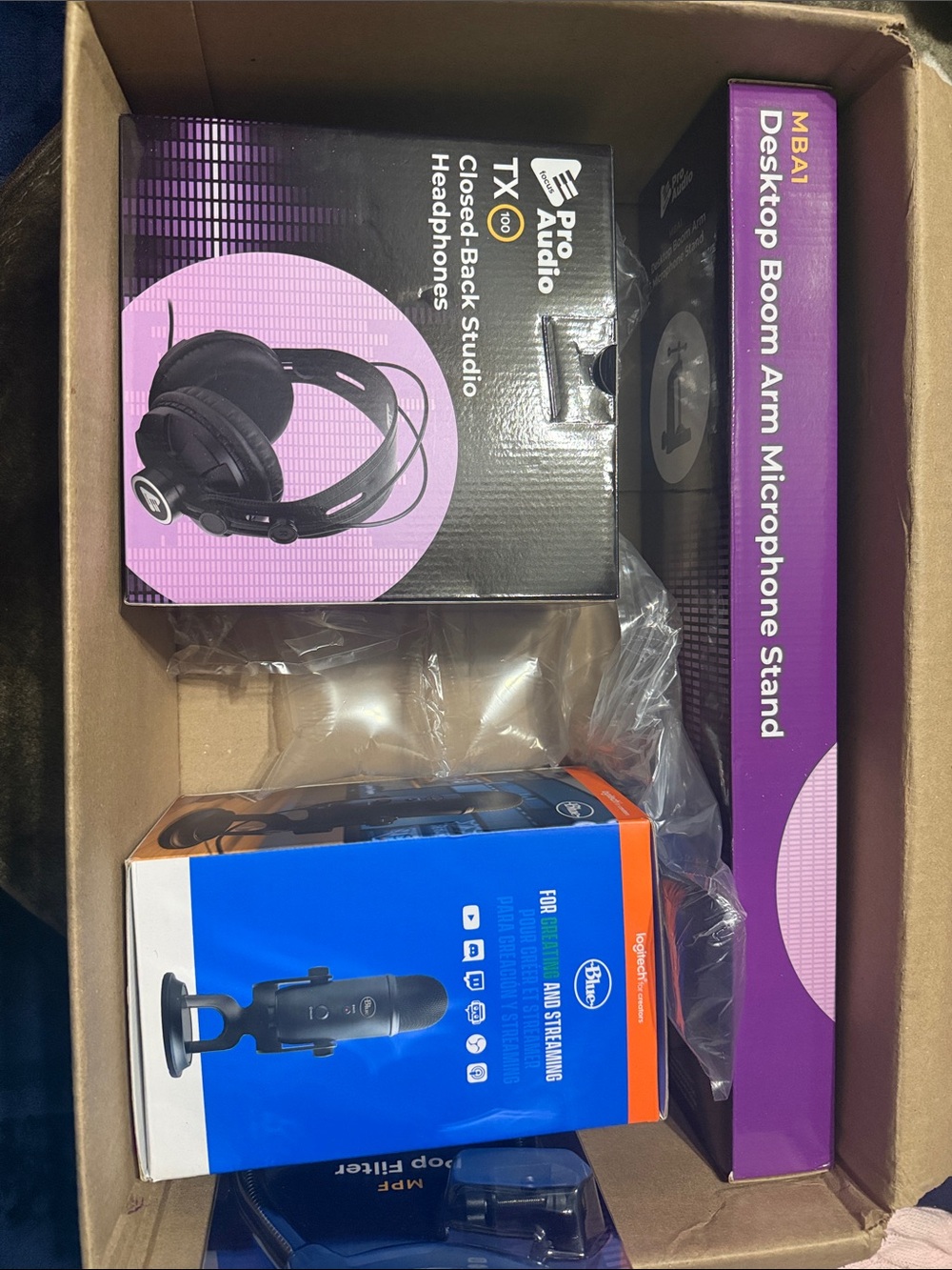 Yeti Blackout USB Microphone bundle. Desktop boom microphone stand. Pop filter.